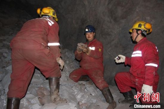 圖為甘肅嘉峪關酒鋼集團鏡鐵山礦工作人員謝生瑞在井下作業(yè)。(資料圖)受訪者供圖